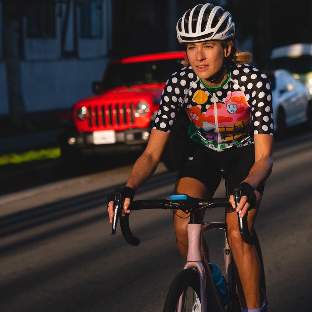 A woman riding with a Karoo 2 with a blue Custom Color Kit.